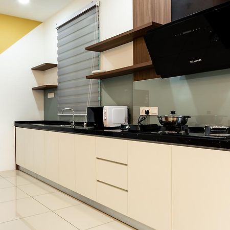 Southwest Island Suite By D Imperio Homestay Bayan Lepas Kültér fotó